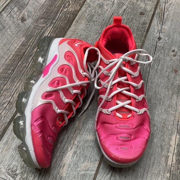 NIKE AIR VAPORMAX PLUS Platinum Tint/Flash Crimson/Pink Blast 10 - Picture 2 of 15